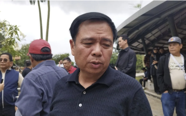 Ketua Komisi V DPR RI Lasarus saat diwawancarai usai menghadiri sebuah acara forum diskusi di Bandung, Jawa Barat, Jumat (5/12/2025). ANTARA/Bagus Ahmad Rizaldi.