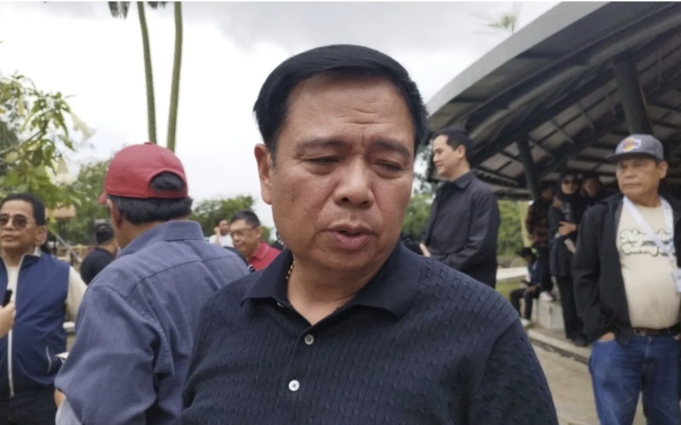 Ketua Komisi V DPR RI Lasarus saat diwawancarai usai menghadiri sebuah acara forum diskusi di Bandung, Jawa Barat, Jumat (5/12/2025). ANTARA/Bagus Ahmad Rizaldi.