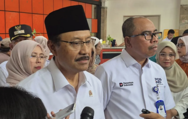 Menteri Sosial (Mensos) Saifullah Yusuf (kiri) ditemui usai meninjau pemberian Bantuan Langsung Tunai Sementara Kesejahteraan Rakyat (BLTS Kesra) di Kantor Pos Jatinegara, Jakarta Timur, Rabu (10/12/2025). ANTARA/Sean Filo Muhamad