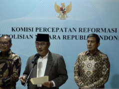 Komisi Reformasi Polri Serap Masukan untuk Revisi UU Kepolisian: Kompolnas Jadi Sorotan Utama Ketua Komisi Percepatan Reformasi Polri Jimly Asshiddiqie (tengah) memberikan pernyataan pers setelah sesi audiensi dengan Kompolnas, organisasi advokat Peradi, Ombudsman RI, dan LPSK di Kantor Kementerian Sekretariat Negara, Jakarta, Selasa (9/12/2025). ANTARA/HO-Humas Kementerian Sekretariat Negara RI.