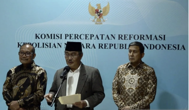 Ketua Komisi Percepatan Reformasi Polri Jimly Asshiddiqie (tengah) memberikan pernyataan pers setelah sesi audiensi dengan Kompolnas, organisasi advokat Peradi, Ombudsman RI, dan LPSK di Kantor Kementerian Sekretariat Negara, Jakarta, Selasa (9/12/2025). ANTARA/HO-Humas Kementerian Sekretariat Negara RI.