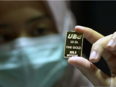 Emas Pegadaian Naik, Harga UBS dan Galeri24 Kompak Melonjak per 11 Desember Arsip foto - Seorang petugas menunjukan koleksi lempengan emas di Pegadaian Galeri24, Kota Pekanbaru, Riau. ANTARA FOTO/FB Anggoro/foc/pri.