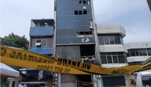 Kondisi Ruko Terra Drone yang terbakar di Jakarta, Rabu (10/12/2025). ANTARA/Khaerul Izan