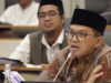 DPR Nilai Pembangunan Al Khoziny Bukti Pemerintah Peduli Terhadap Pesantren Jakarta, aktual.com - Anggota Komisi VIII DPR RI Maman Imanul Haq menilai bahwa pembangunan kembali gedung Pondok Pesantren Al Khoziny menunjukkan dukungan pemerintah terhadap pengembangan pesantren di Indonesia. "Kami mengapresiasi kebijakan pemerintah dalam proses pembangunan Pondok Pesantren Al Khoziny. Ini menunjukkan keberpihakan dan dukungan pemerintah terhadap pengembangan pesantren di Indonesia," kata Maman di Jakarta, Jumat (12/12). Ia mengapresiasi langkah pemerintah membangun kembali pondok pesantren di Sidoarjo, Jawa Timur itu. Meskipun begitu, ia berharap penataan lembaga pendidikan Islam itu tetap dilanjutkan. “Kami berharap proses penataan pesantren masih tetap berlanjut,” kata dia. Pemerintah memutuskan merekonstruksi kembali Pesantren Al Khoziny yang sempat ambruk. Menteri Koordinator Bidang Pemberdayaan Masyarakat, Muhaimin Iskandar menghadiri prosesi groundbreaking rekonstruksi pesantren tersebut pada Kamis (11/12). Bangunan baru pesantren akan dibangun di atas lahan seluas 4.100 meter persegi di Jalan Siwalan Panji II, Buduran, Sidoarjo. Rencana pembangunan meliputi gedung asrama lima lantai, sarana pendidikan, serta masjid yang ditargetkan rampung pada Juni 2026. Maman menyebut pembangunan kembali Al Khoziny sejalan dengan arahan Presiden Prabowo untuk memastikan penataan infrastruktur pesantren yang melibatkan Kemenko PM, Kementerian Agama, Kementerian PU serta kementerian dan lembaga lain di pusat maupun daerah. “Pemantauan, pengawasan, dan pelaksanaan penataan pesantren sangat membutuhkan dukungan semua pihak agar pesantren menjadi tempat yang aman dan layak untuk menimba ilmu,” ujarnya. Sebelumnya, Menko Muhaimin menyampaikan bahwa tragedi robohnya bangunan Pondok Pesantren Al Khoziny pada 29 September lalu harus menjadi pelajaran untuk memperkuat kultur keselamatan.