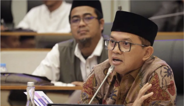 Jakarta, aktual.com - Anggota Komisi VIII DPR RI Maman Imanul Haq menilai bahwa pembangunan kembali gedung Pondok Pesantren Al Khoziny menunjukkan dukungan pemerintah terhadap pengembangan pesantren di Indonesia. "Kami mengapresiasi kebijakan pemerintah dalam proses pembangunan Pondok Pesantren Al Khoziny. Ini menunjukkan keberpihakan dan dukungan pemerintah terhadap pengembangan pesantren di Indonesia," kata Maman di Jakarta, Jumat (12/12). Ia mengapresiasi langkah pemerintah membangun kembali pondok pesantren di Sidoarjo, Jawa Timur itu. Meskipun begitu, ia berharap penataan lembaga pendidikan Islam itu tetap dilanjutkan. “Kami berharap proses penataan pesantren masih tetap berlanjut,” kata dia. Pemerintah memutuskan merekonstruksi kembali Pesantren Al Khoziny yang sempat ambruk. Menteri Koordinator Bidang Pemberdayaan Masyarakat, Muhaimin Iskandar menghadiri prosesi groundbreaking rekonstruksi pesantren tersebut pada Kamis (11/12). Bangunan baru pesantren akan dibangun di atas lahan seluas 4.100 meter persegi di Jalan Siwalan Panji II, Buduran, Sidoarjo. Rencana pembangunan meliputi gedung asrama lima lantai, sarana pendidikan, serta masjid yang ditargetkan rampung pada Juni 2026. Maman menyebut pembangunan kembali Al Khoziny sejalan dengan arahan Presiden Prabowo untuk memastikan penataan infrastruktur pesantren yang melibatkan Kemenko PM, Kementerian Agama, Kementerian PU serta kementerian dan lembaga lain di pusat maupun daerah. “Pemantauan, pengawasan, dan pelaksanaan penataan pesantren sangat membutuhkan dukungan semua pihak agar pesantren menjadi tempat yang aman dan layak untuk menimba ilmu,” ujarnya. Sebelumnya, Menko Muhaimin menyampaikan bahwa tragedi robohnya bangunan Pondok Pesantren Al Khoziny pada 29 September lalu harus menjadi pelajaran untuk memperkuat kultur keselamatan.