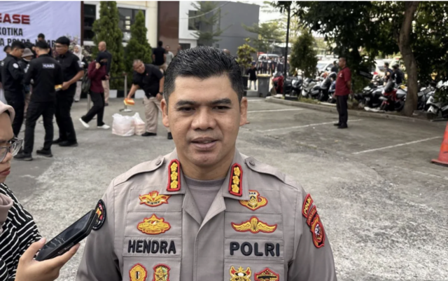 Kabid Humas Polda Jawa Barat Kombes Polisi Hendra Rochmawan saat memberikan keterangan di Kota Bandung, Jawa Barat, Jumat (12/12/2025). ANTARA/Rubby Jovan