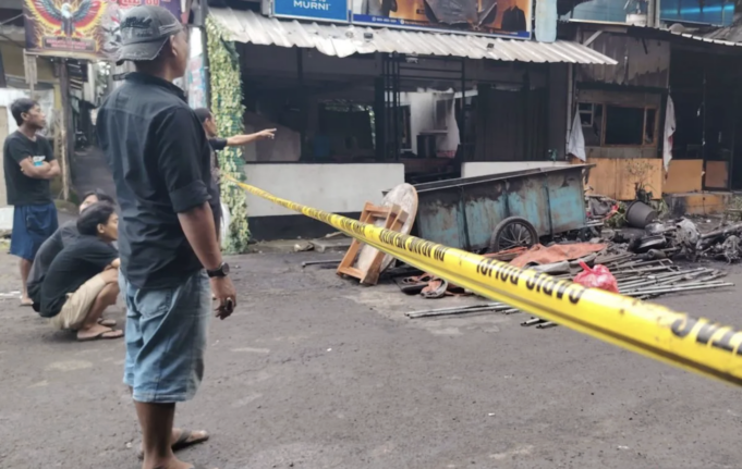 Tempat kejadian perkara (TKP) pengeroyokan penagih hutaing di depan Taman Makam Pahlawan (TMP) Kalibata, Pancoran, Jakarta Selatan, Jumat (12/12/2025). ANTARA/Luthfia Miranda Putri.