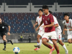 Timnas U-22 Tersingkir di SEA Games, Pengamat: Zainudi Amali Harus Bertanggung Jawab Pesepak bola Timnas Indonesia U-22 Hokky Caraka (kiri) menggiring bola dibayangi pesepak bola Timnas Myanmar Phyo Pyae (kanan) pada pertandingan babak penyisihan Grup C Sepak Bola SEA Games 2025 di The 700th Anniversary of Chiang Mai Stadium, Chiang Mai, Thailand, Jumat (12/12/2025). Meski menang 3-1 dalam pertandingan tersebut, tetapi Indonesia gagal lolos ke babak semi final karena tidak berhasil meraih posisi sebagai runner up terbaik di fase grup. ANTARA FOTO/NAY/sth/foc.