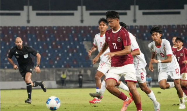 Pesepak bola Timnas Indonesia U-22 Hokky Caraka (kiri) menggiring bola dibayangi pesepak bola Timnas Myanmar Phyo Pyae (kanan) pada pertandingan babak penyisihan Grup C Sepak Bola SEA Games 2025 di The 700th Anniversary of Chiang Mai Stadium, Chiang Mai, Thailand, Jumat (12/12/2025). Meski menang 3-1 dalam pertandingan tersebut, tetapi Indonesia gagal lolos ke babak semi final karena tidak berhasil meraih posisi sebagai runner up terbaik di fase grup. ANTARA FOTO/NAY/sth/foc.