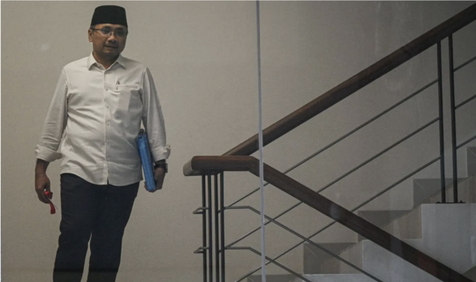 Screenshot 2025-12-16 at 10.06.32 AM Arsip foto - Mantan Menteri Agama Yaqut Cholil Qoumas berjalan keluar usai menjalani pemeriksaan di Gedung Merah Putih KPK, Jakarta, Senin (1/9/2025). ANTARA FOTO/Fauzan/nz.