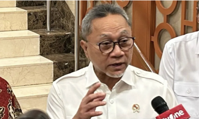 Menteri Koordinator Bidang Pangan (Menko Pangan) Zulkifli Hasan (Zulhas) ditemui di kantor Kemenko Pangan, Jakarta, Selasa (16/12/2025). (ANTARA/Maria Cicilia Galuh)