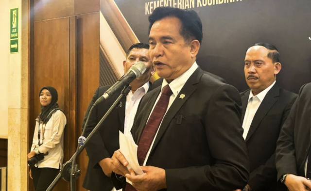 Menko Kumham Imipas Yusril Ihza Mahendra saat memberikan keterangan kepada media dalam konferensi pers usai acara Penyampaian Rekomendasi Kebijakan Kemenko Kumham Imipas, di Jakarta, Rabu (17/12/2025). ANTARA/Agatha Olivia Victoria