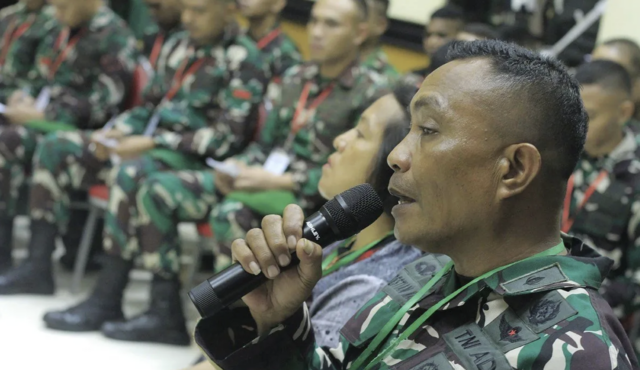 Ayah dari Prada Lucky, Serma Chrestian Namo menjadi saksi dalam sidang perdana kasus penganiyaan yang mengakibatkan anaknya meninggal dunia, di Pengadilan Militer III-15 Kupang NTT, ANTARA FOTO/Kornelis Kaha.