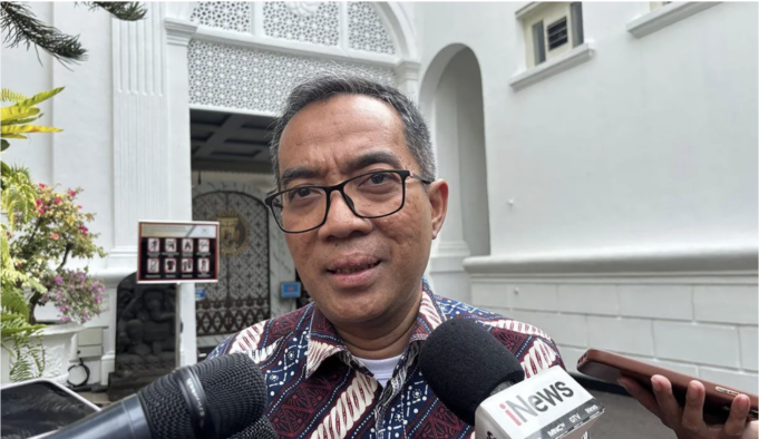 Menteri Pendidikan Tinggi, Sains, dan Teknologi (Mendiktisaintek) Brian Yuliarto memberikan keterangan di Istana Kepresidenan Jakarta, Jumat (28/11/2025). ANTARA/Mentari Dwi Gayati/aa.