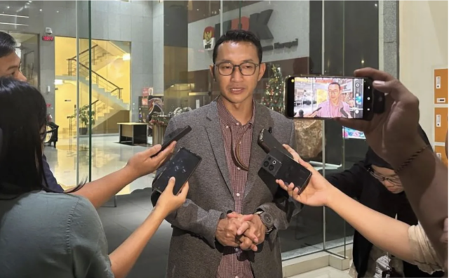 Juru Bicara Komisi Pemberantasan Korupsi, Budi Prasetyo, memberikan keterangan di Gedung Merah Putih KPK, Jakarta, Selasa (23/12/2025). ANTARA/Rio Feisal