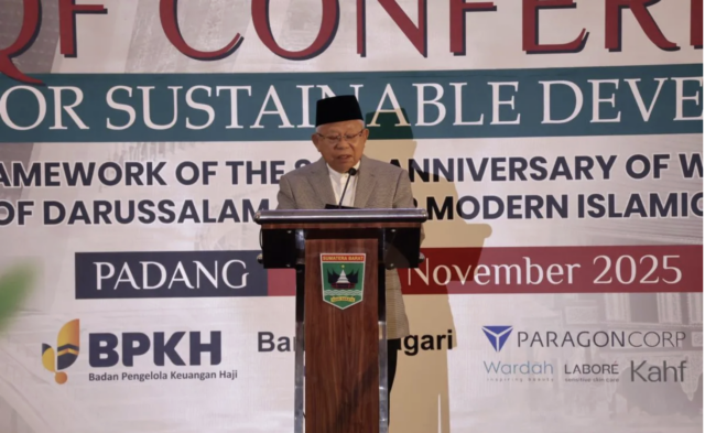 Wakil Presiden RI Ke-13 Ma'ruf Amin memberikan paparan terkait potensi wakaf pada kegiatan konferensi wakaf internasional di Kota Padang, Sumatera Barat, Sabtu (15/11/2025). ANTARA/Muhammad Zulfikar