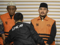 KPK Usut Dugaan Suap Proyek Sebelum Ade Kuswara Bupati Bekasi Ade Kuswara Kunang (kanan) bersama ayahnya H. M. Kunang (kiri) dihadirkan saat konferensi pers penahanan usai terjaring operasi tangkap tangan (OTT) di Gedung Merah Putih KPK, Jakarta, Sabtu (20/12/2025). ANTARA FOTO/Hafidz Mubarak A/nz/am.