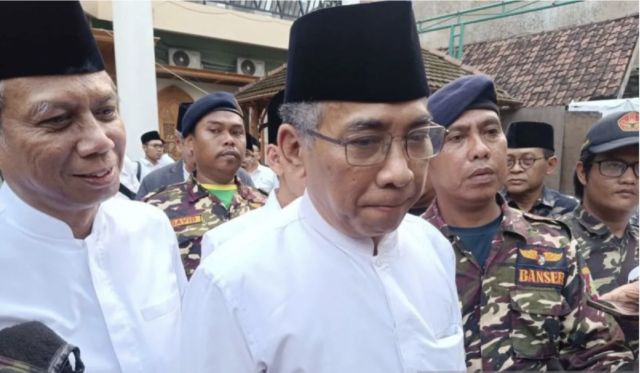 Ketua Umum Pengurus Besar Nahdlatul Ulama, KH Yahya Cholil Staquf memberi keterangan saat hadir di Pondok Pesantren Miftachussunnah di Surabaya, Jawa Timur, Minggu (28/12/2025). ANTARA/Willi Irawan/aa.