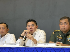 Seskab Ungkap Presiden Kirim Helikopter Pribadi ke Aceh Sejak Pekan Pertama Bencana Sekretaris Kabinet (Seskab) Teddy Indra Wijaya (tengah) bersama Menteri Sekretaris Negara (Mensesneg) Prasetyo Hadi (kiri) dan KSAD TNI Jenderal TNI Maruli Simanjuntak (kanan) dalam dalam konferensi pers Pemulihan dan Rencana Strategis Pascabencana Jelang Akhir Tahun di Lanud Halim Perdanakusuma, Jakarta, Senin (29/12/2025). (ANTARA/Maria Cicilia Galuh)