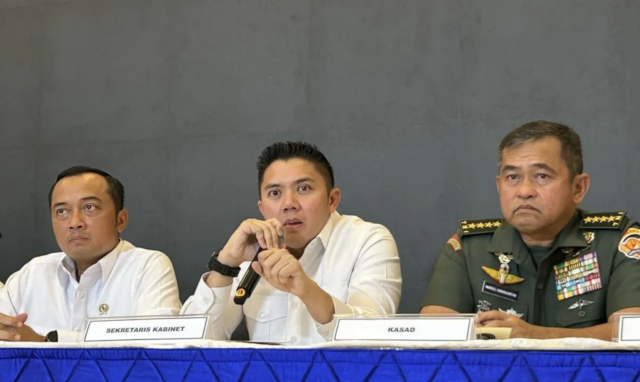 Sekretaris Kabinet (Seskab) Teddy Indra Wijaya (tengah) bersama Menteri Sekretaris Negara (Mensesneg) Prasetyo Hadi (kiri) dan KSAD TNI Jenderal TNI Maruli Simanjuntak (kanan) dalam dalam konferensi pers Pemulihan dan Rencana Strategis Pascabencana Jelang Akhir Tahun di Lanud Halim Perdanakusuma, Jakarta, Senin (29/12/2025). (ANTARA/Maria Cicilia Galuh)