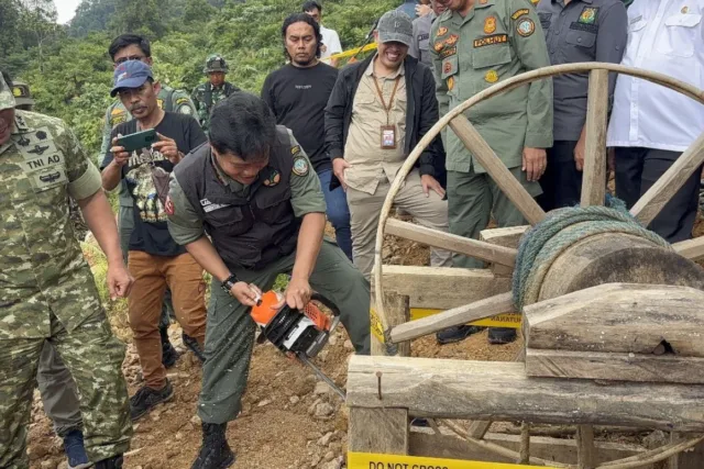 Dirjen Gakkum Kemenhut Dwi Januanto Nugroho (tengah) meggergaji fasilitas tambang ilegal dalam operasi gabungan Kemenhut bersama Satgas PKH di kawasan TN Gunung Halimun Salak, Banten, Rabu (3/12/2025). ANTARA/HO-Kemenhut