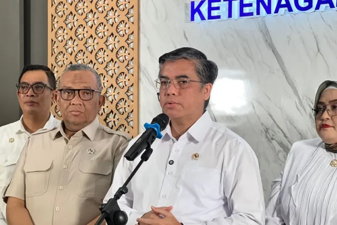 Menteri Ketenagakerjaan Yassierli memberi keterangan ketika ditemui di Kantor Kementerian Ketenagakerjaan, Jakarta, Rabu (17/12/2025). (ANTARA/Putu Indah Savitri)