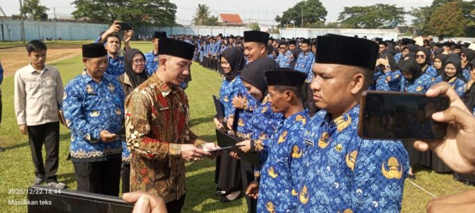 Bupati Lebak Moch Hasbi Asyidiki Jayabaya Usai Memberikan Sambutan di Acara Pelantikan Langsung Menyerahkan SK Pada PPPK