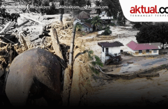 Ada ‘Dekengan’ Bintang Dua dan Tiga terkait Penebangan Kayu di Sumatera Warga mengamati sampah kayu gelondongan pascabanjir bandang di Desa Aek Garoga, Kecamatan Batang Toru, Kabupaten Tapanuli Selatan, Sumatera Utara, Sabtu (29/11/2025). ANTARA FOTO/Yudi Manar/agr/am.