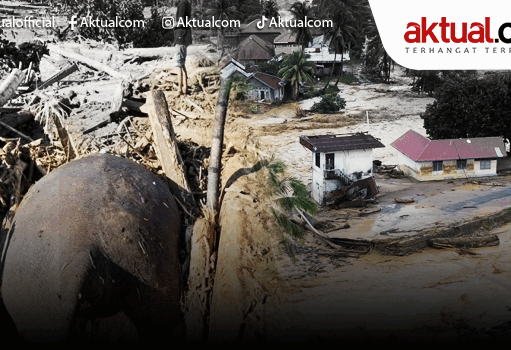 Ada ‘Dekengan’ Bintang Dua dan Tiga terkait Penebangan Kayu di Sumatera Warga mengamati sampah kayu gelondongan pascabanjir bandang di Desa Aek Garoga, Kecamatan Batang Toru, Kabupaten Tapanuli Selatan, Sumatera Utara, Sabtu (29/11/2025). ANTARA FOTO/Yudi Manar/agr/am.