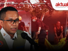 BNPB Umumkan 836 Korban Meninggal dalam Bencana Banjir Bandang dan Longsor di Tiga Provinsi Warga mengamati sampah kayu gelondongan pascabanjir bandang di Desa Aek Garoga, Kecamatan Batang Toru, Kabupaten Tapanuli Selatan, Sumatera Utara, Sabtu (29/11/2025). ANTARA FOTO/Yudi Manar/agr/am.