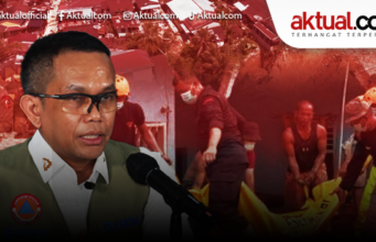 BNPB Umumkan 836 Korban Meninggal dalam Bencana Banjir Bandang dan Longsor di Tiga Provinsi Warga mengamati sampah kayu gelondongan pascabanjir bandang di Desa Aek Garoga, Kecamatan Batang Toru, Kabupaten Tapanuli Selatan, Sumatera Utara, Sabtu (29/11/2025). ANTARA FOTO/Yudi Manar/agr/am.