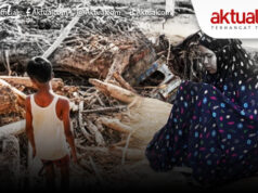 SOROTAN: Sumatera Banjir Bandang, Jakarta Banjir Alasan Warga mengamati sampah kayu gelondongan pascabanjir bandang di Desa Aek Garoga, Kecamatan Batang Toru, Kabupaten Tapanuli Selatan, Sumatera Utara, Sabtu (29/11/2025). ANTARA FOTO/Yudi Manar/agr/am.