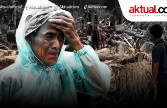 SOROTAN: Sumatera Banjir Bandang, Jakarta Banjir Alasan Warga mengamati sampah kayu gelondongan pascabanjir bandang di Desa Aek Garoga, Kecamatan Batang Toru, Kabupaten Tapanuli Selatan, Sumatera Utara, Sabtu (29/11/2025). ANTARA FOTO/Yudi Manar/agr/am.