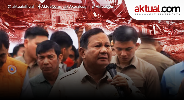 Presiden RI Prabowo Subianto saat berdialog dengan warga terdampak bencana di posko pengungsian di kawasan Jembatan Aceh Tamiang, Aceh, Jumat (12/12/2025). ANTARA/HO-Sekretariat Presiden