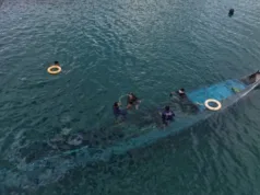 Tim Gabungan Kemenhut dan Polisi Terlibat Baku Tembak dengan Kelompok Pemburu Liar di Taman Nasional Komodo Petugas gabungan Kemenhut dan Polri mengamankan barang bukti kapal yang digunakan pemburu liar yang beraksi di TN Komodo di perairan Selat Sape, Kabupaten Bima, NTB, Senin (15/12/2025) ANTARA/HO-Kemenhut