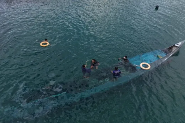 Petugas gabungan Kemenhut dan Polri mengamankan barang bukti kapal yang digunakan pemburu liar yang beraksi di TN Komodo di perairan Selat Sape, Kabupaten Bima, NTB, Senin (15/12/2025) ANTARA/HO-Kemenhut