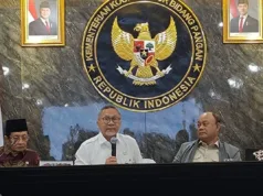 Pemerintah Pastikan MBG Tetap Jalan Selama Ramadhan, Mekanisme Disesuaikan dengan Ibadah Puasa Menteri Koordinator Bidang Pangan Zulkifli Hasan (Zulhas) (kedua kiri) dan Kepala Badan Gizi Nasional (BGN) Dadan Hindayana (kedua kanan) dalam rapat koordinasi terbatas penguatan implementasi Peraturan Presiden Nomor 115 Tahun 2025 tentang Tata Kelola Penyelenggaraan MBG di Jakarta, Kamis (29/1/2026). (ANTARA/Aria Ananda)