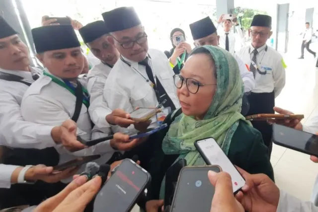 Direktur Jaringan Gusdurian Indonesia Alissa Wahid Alissa Wahid memberikan keterangan kepada wartawan usai menjadi pemateri dalam pendidikan dan pelatihan (diklat) Petugas Penyelenggara Ibadah Haji (PPIH) Arab Saudi 1447 H/2026 M di Asrama Haji Pondok Gede, Jakarta, Selasa. ANTARA/Citro Atmoko