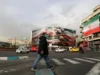 Siapa Kroni AS di Balik Rencana Pendudukan Pulau Kharg Iran? Seorang pejalan kaki berjalan di jalan di Lapangan Enghelab di Teheran, Iran pada 15 Januari 2026. (Xinhua)