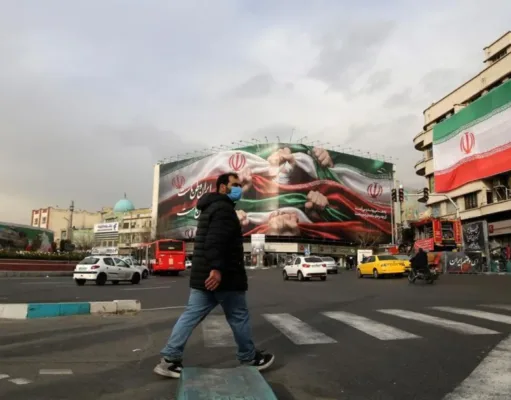 Siapa Kroni AS di Balik Rencana Pendudukan Pulau Kharg Iran? Seorang pejalan kaki berjalan di jalan di Lapangan Enghelab di Teheran, Iran pada 15 Januari 2026. (Xinhua)