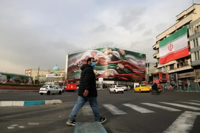 Seorang pejalan kaki berjalan di jalan di Lapangan Enghelab di Teheran, Iran pada 15 Januari 2026. (Xinhua)