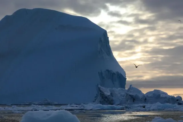 Sebuah gunung es terlihat di Teluk Disko dekat Ilulissat, Greenland, wilayah otonom Denmark pada 22 Maret 2025. (Xinhua/Zhao Dingzhe)