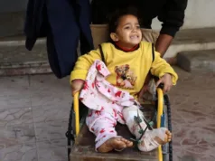 Hamas Desak Tekanan Internasional, Tuding Israel Langgar Gencatan Senjata Gaza Seorang anak Palestina yang terluka menunggu di pusat kesehatan di Kota Gaza, 19 Januari 2026. ANTARA/Rizek Abdeljawad/Xinhua