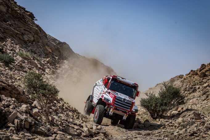 Diuji di Dakar Rally 2026, Hino Perlihatkan Ketangguhan Truk Medium Duty di Medan Ekstrem