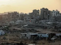 Inggris Tolak Undangan Trump Gabung Dewan Perdamaian Gaza Arsip - Sejumlah warga Palestina terlihat setelah kembali ke wilayah Sheikh Radwan yang hancur di utara Kota Gaza, pada 6 November 2025. (ANTARA/XInhua/Rizek Abdeljawad)