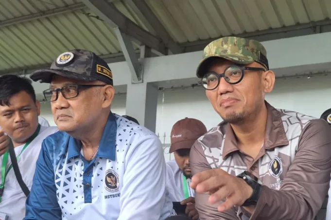 Menteri Haji dan Umrah Mochamad Irfan Yusuf (kiri) bersama Wakil Menteri Haji dan Umrah Dahnil Anzar Simanjuntak berbincang dengan awak media saat meninjau persiapan penutupan diklat di Lapangan Markas Komando Daerah TNI Angkatan Udara (Makodau) I, Jakarta, Kamis. ANTARA/HO-MCH 2026