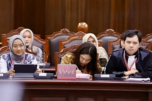 Para pemohon dan kuasa hukum Perkara Nomor 275/PUU-XXIII/2025 terkait uji materi pasal penghinaan Presiden dalam KUHP baru mengikuti sidang pemeriksaan pendahuluan di Mahkamah Konstitusi, Jakarta, Selasa (13/1/2026). ANTARA/HO-Humas MK/Ifa