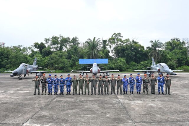 Pangkoopsau Marsda TNI Djoko Hadipurwanto memimpin upacara pelepasan pesawat Hawk