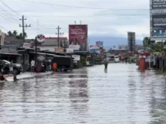 Banjir Rendam Jalur Lintas Barat Sumatera di Bengkulu, Polisi Tutup Akses Jalan Ruas jalan di Kelurahan Rawa Makmur yang terendam banjir sehingga ditutup oleh anggota kepolisian, Sabtu (3/1/2026). ANTARA/Anggi Mayasari