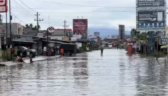 Ruas jalan di Kelurahan Rawa Makmur yang terendam banjir sehingga ditutup oleh anggota kepolisian, Sabtu (3/1/2026). ANTARA/Anggi Mayasari